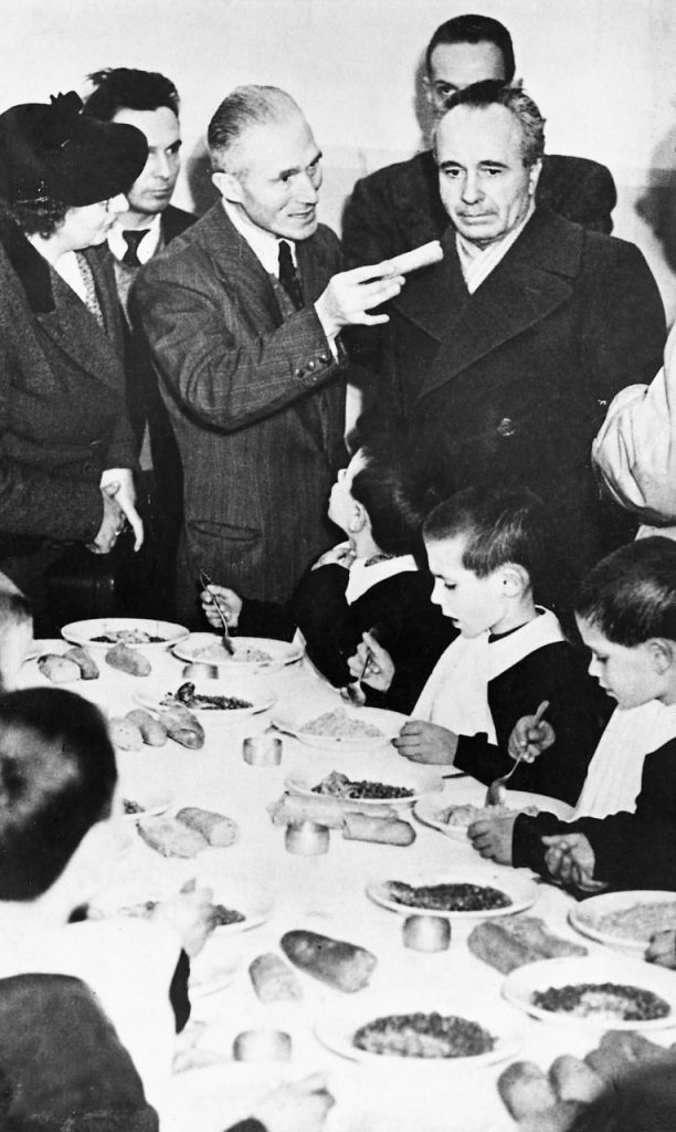 Ezio Vigorelli in visita all'Istituto di assistenza ai minorenni, 1946 circa