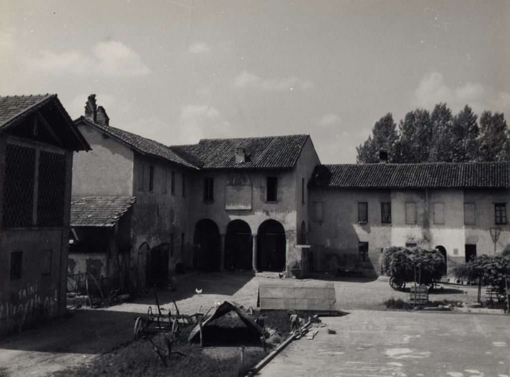 Cascina Carbonizza, Casa del fittabile, aia e case coloniche (foto di Carlo Ciocca, 1953)