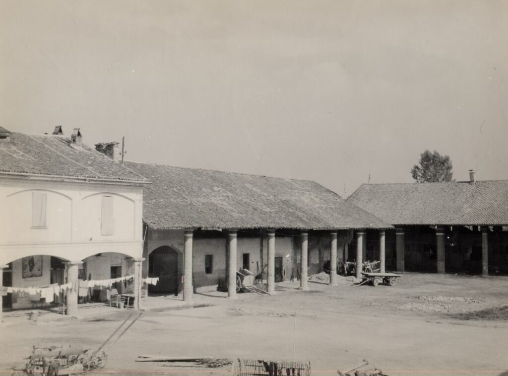 Badile, Corte del fittabile: veduta parziale di case coloniche, rustici, stallone (foto di Carlo Ciocca, 1953)