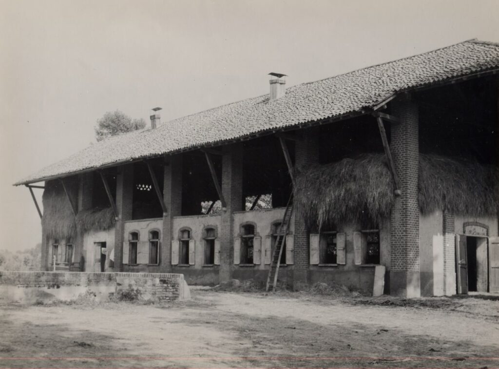 Badile, Stalla allevamento e concimaia (foto di Carlo Ciocca, 1953)