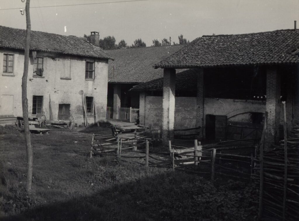 Bonate, Casa del lattaio e rustici (foto di Carlo Ciocca, 1953)