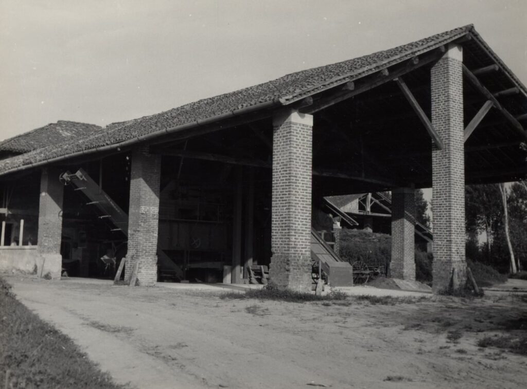 Bonate, Portico trebbiatrice (foto di Carlo Ciocca, 1953)