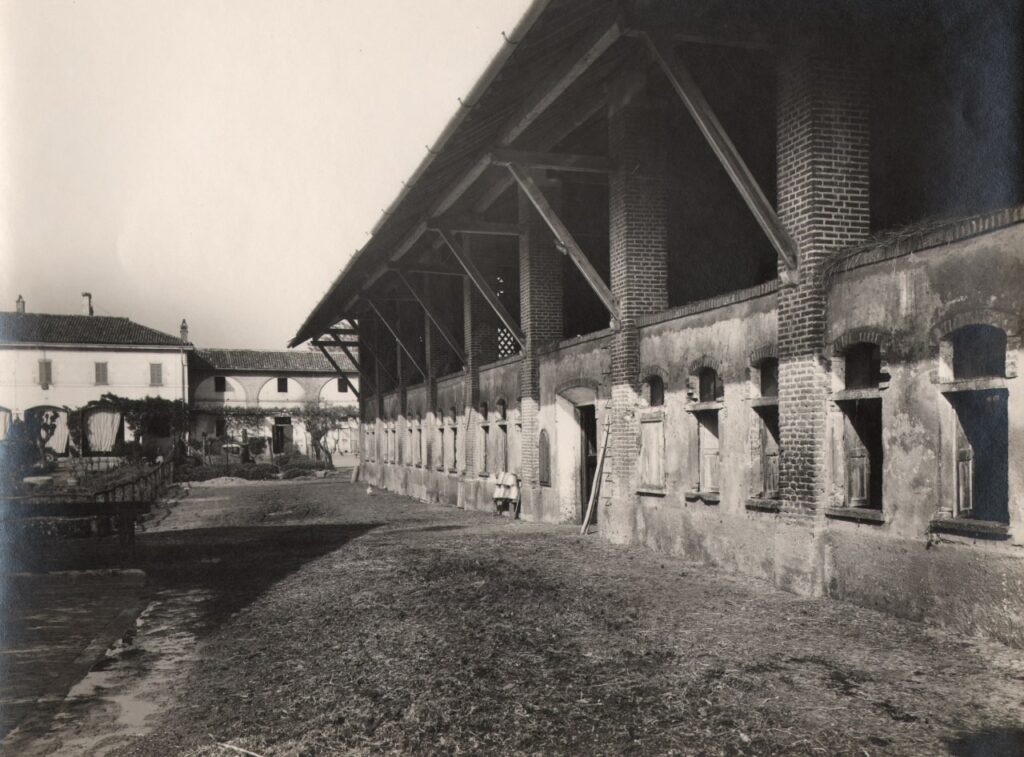 Calvignasco, Casa del fittabile, stallone e fienile (foto di Vincenzo Aragozzini, 1934)