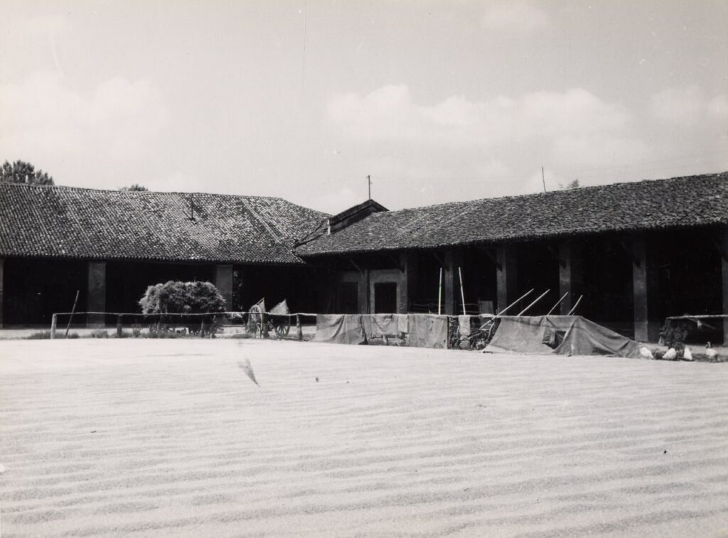 Calvignasco, Aia e portici (foto di Carlo Ciocca, 1953)