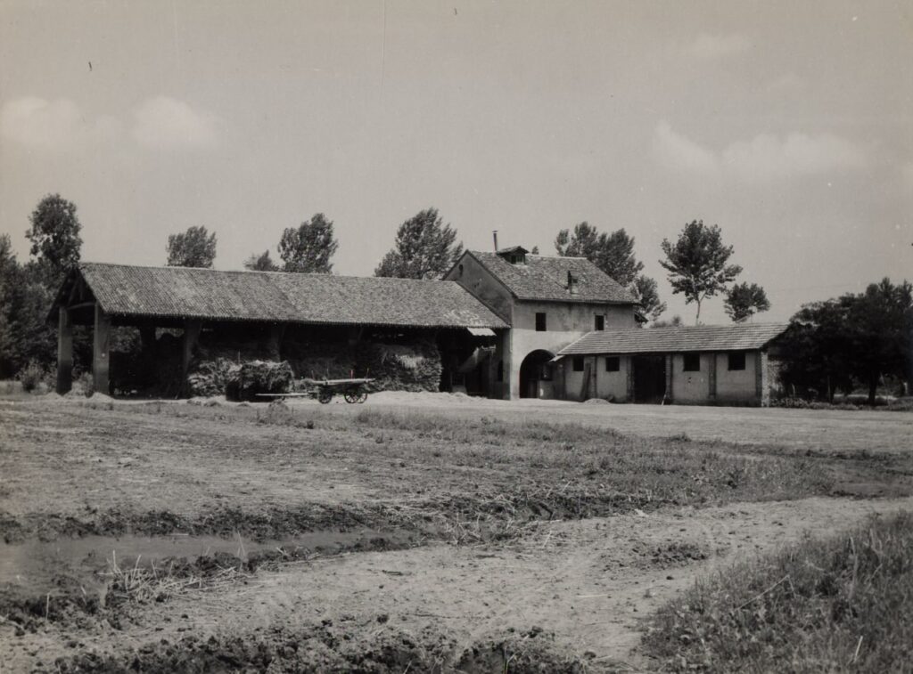 Calvignasco, Aia, magazzini, essiccatoi e portici (foto di Carlo Ciocca, 1953)