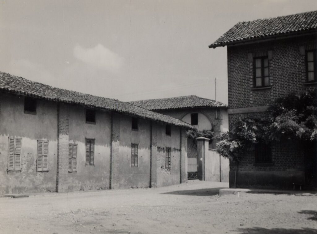 Calvignasco, Case coloniche e caseificio (foto di Carlo Ciocca, 1953)