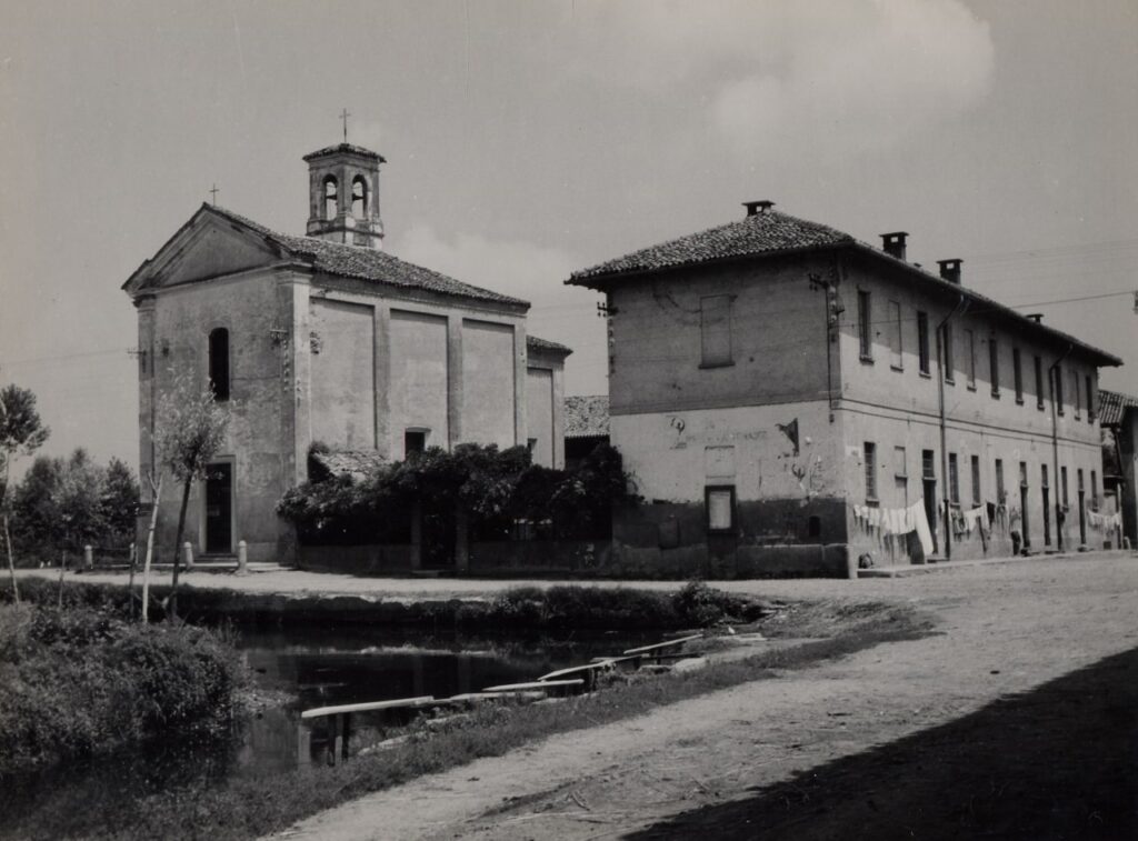 Calvignasco, Case coloniche e oratorio di S. Michele (foto di Carlo Ciocca, 1953)