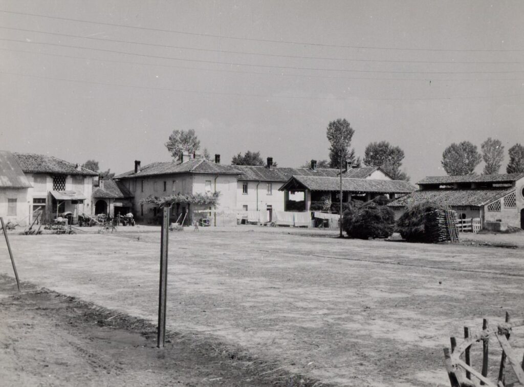 Calnago, Case coloniche, porcilaie, aia (foto di Carlo Ciocca, 1953)