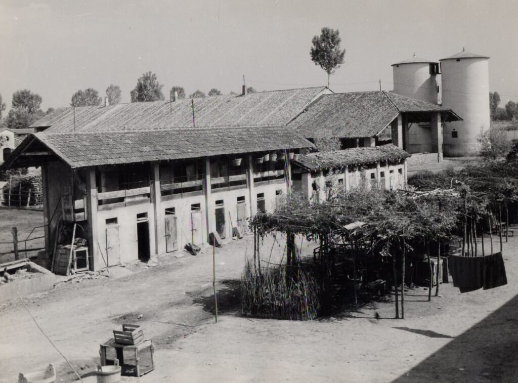 Calnago, Portichetti colonici, silos (foto di Carlo Ciocca, 1953)